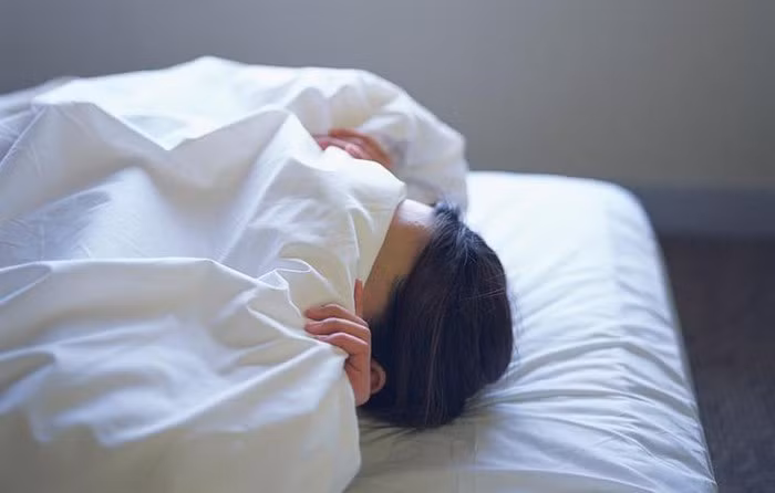 Muốn ngủ trưa. Dù bạn là người có thói quen ngủ trưa hay không, nếu không cung cấp đủ lượng thực phẩm cho cơ thể, bạn sẽ rất muốn chợp mắt.