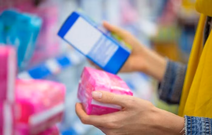 Kinh nguyệt không đều. Nếu như bạn giảm cân quá nhanh, cơ thể không đủ chất béo để tạo ra hormone giới tính gây rụng trứng thì chu kỳ kinh nguyệt sẽ trở nên bất thường, thậm chí biến mất, Do vậy, hãy chú ý đừng quá hạn chế calo vào cơ thể.