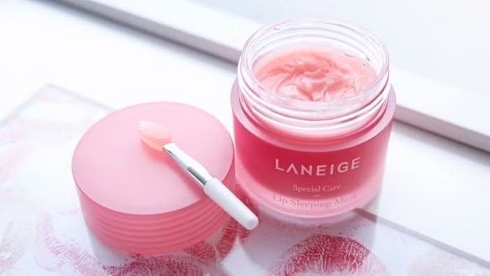 Mặt nạ Laneige. Hãng mỹ phẩm này sáng tạo loại mặt nạ ngủ được chiết xuất từ các loại quả như nam việt quất, mâm xôi, dâu rừng, việt quất xanh nên rất giàu vitamin C và chất chống ôxy hóa. Ngoài ra, thành phần acid hyaluronic tạo nên một lớp màng giữ nước giúp đôi môi luôn ẩm suốt một đêm dài, rất phù hợp vào mùa đông hoặc trong phòng điều hòa.