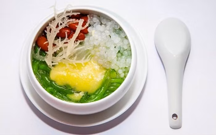 Đó là sầu riêng, mít tươi, hạt thốt nốt, nhãn, nước cốt dừa, sữa đặc có đường, các loại thạch nhiều màu khác nhau… Quả là một món ăn chơi ngon mát tổng hợp bách vị nhân gian tuyệt vời. Ảnh: Foody.