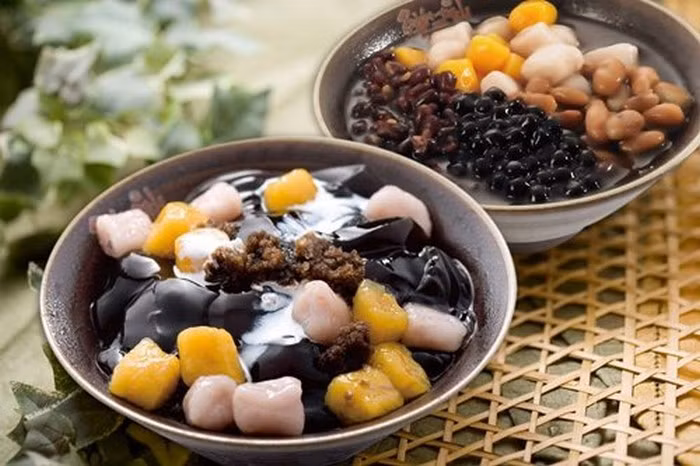 Chè thảo mộc Đài Loan. Đất nước của thiên đường trà sữa lại có món chè độc đáo khiến người ta khó để quên. Trà gồm các loại thạch được làm từ nguyên liệu sương sa cùng đậu đỏ, y dĩ, trân châu, khoai lang… Mỗi chén chè sẽ có nguyên liệu khác nhau tùy theo sở thích của người ăn. Ảnh: Giaobao.