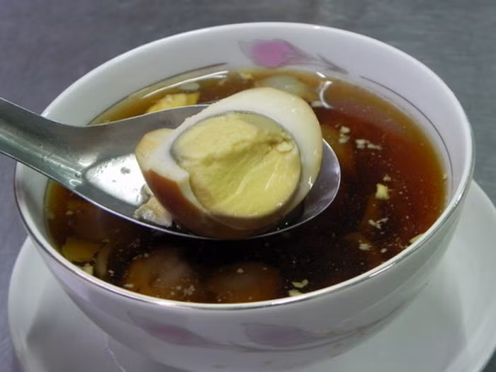 Nước dùng của chè là nước trà đen đã dùng nấu trứng với đường phèn, vừa ngọt thanh, vừa đắng nhẹ, thêm vài viên đá mát lạnh thì quả là ngon tuyệt vời. Ảnh: Zingnews.