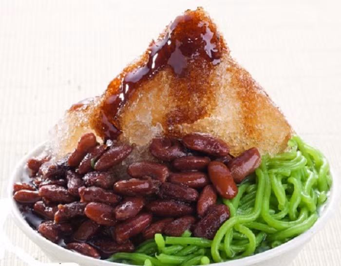 Chè Chendol Singapore. Món chè này còn được gọi là salad ngọt của Đảo quốc Sư tử với màu sắc sặc sỡ. Thành phần chính của chè gồm thạch, bánh bột gạo lá dứa, bắp hạt, hạt đác, đậu đỏ, bột nếp rưới cùng nước cốt dừa. Ảnh: Tourgiare.