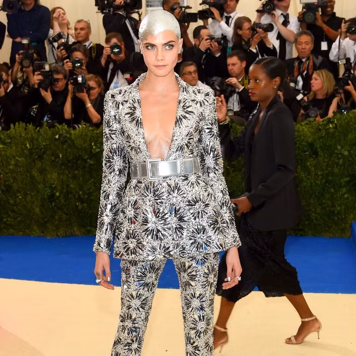 Dù để kiểu tóc khó nhằn phối đồ nhưng mỗi lần xuất hiện, cô vẫn luôn thu hút ống kính và giành vị trí top sao mặc đẹp. Ảnh: Thesun.