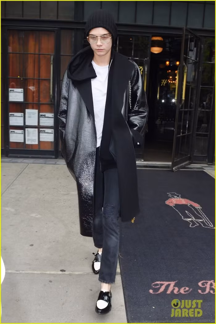 Không chỉ hình ảnh lấp lánh trên các thảm đỏ mà ở đời thường, gu thời trang của cô gái tomboy này cũng nhận được sự chú ý của nhiều người. Cara Delevingne sở hữu phong cách thời trang menswear là cảm hứng của nhiều cô gái cá tính. Ảnh: Justjared.