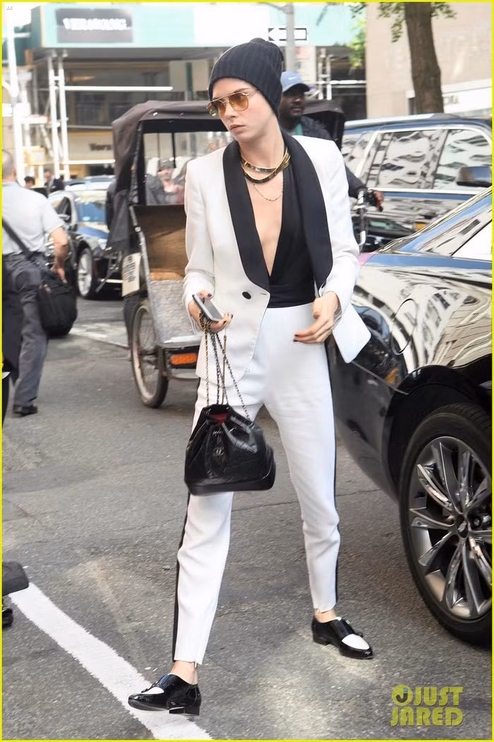 Thi thoảng, cô gái lại nổi hứng diện trang phục tomboy nhưng lại để lộ khe ngực phẳng lì như một thương hiệu của chính mình. Ảnh: Justjared.