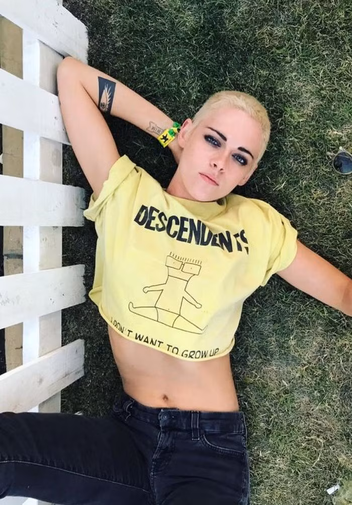 Kristen biến thành một cô nàng tomboy thật sự với cách ăn mặc bụi bặm cá tính thế này. Ảnh: Justjared.