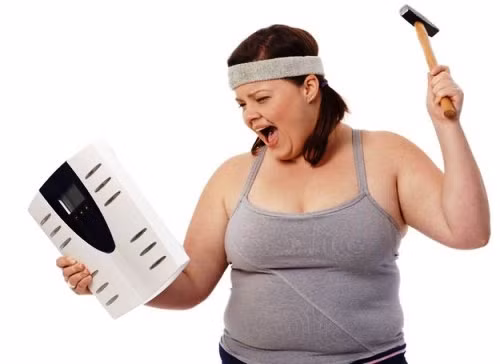 Béo phì: Phụ nữ thức khuya thường hay ăn đêm, đây là điều đáng lo ngại, bởi vì thường xuyên ăn đêm sẽ dễ bị ung thư dạ dày, gây khó ngủ, mà sáng hôm sau ăn cũng không ngon miệng. Nếu tình trạng này kéo dài sẽ gây mất cân bằng dinh dưỡng và dẫn tới tình trạng béo phì. Ảnh: nhathuocviet