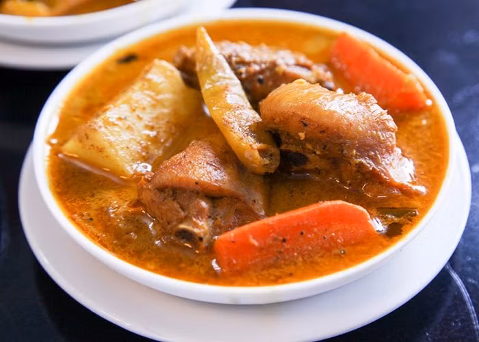 Cà ri dưa hấu. Nguyên liệu gồm dưa hấu, khoai tây, nước cốt dừa, nước dừa, bột cà ri, bột năng, gia vị. Dưa hấu cắt bỏ vỏ cắt khúc khoảng bằng ngón tay. Khoai tây gọt vỏ, ngâm nước cho khỏi thâm, cắt quân cờ. Hoà bột năng với ít nước. Bắc chảo lên bếp, đun nóng dầu, cho khoai tây vào rán qua, để ráo dầu. Ảnh: Amthucviet.