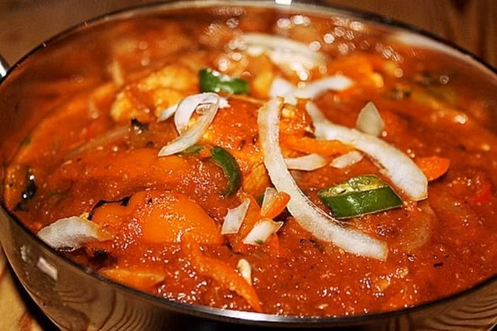 Chắt bớt dầu trong chảo, phi thơm sả, ớt, cho khoai tây vào đảo sơ, nêm nước dừa, đun sôi, nêm bột cari, hạt nêm, đường vừa miệng, om khoảng 5 phút, cho nước cốt dừa vào đun thêm 10 phút. Cho bột năng, đun sôi cho sền sệt. Khi chín cho dưa hấu vào đảo nhẹ cho khỏi bị nát. Có thể ăn kèm với bánh mì hoặc cơm, có thể ăn chay. Ảnh: Amthucviet.