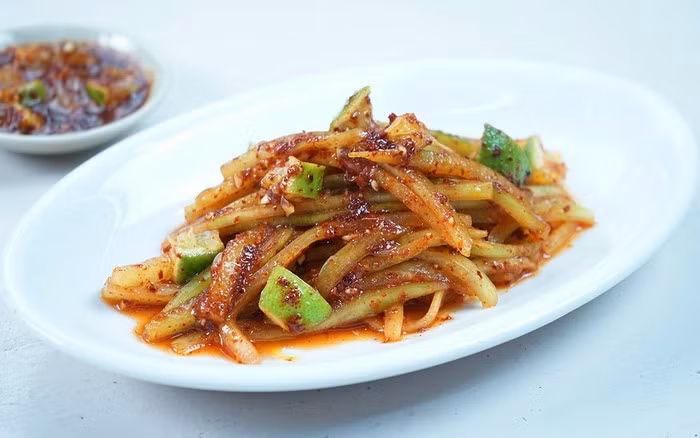 Húng lìu giã nát, pha với ít nước rồi lọc lấy 15ml. Tỏi băm nhỏ. Trong 1 tô nhỏ lần lượt thêm vào nước mắm, đường, ớt khô xay, chanh, tỏi băm, nước húng lũi, vắt chanh rồi trộn đều cho tan gia vị. Cuối cùng thêm dầu ô liu vào trộn đều là hoàn tất món ăn ngon. Ảnh: Cooky.