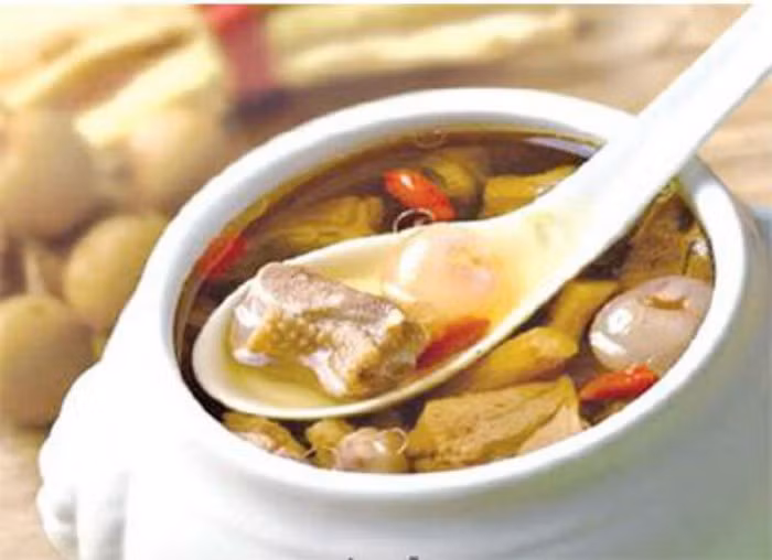 Thịt gà hầm long nhãn. Nguyên liệu chính là gà tươi và phần long nhãn được sấy kĩ. Chế biến món ăn này cũng không khó gà được hầm nhừ cùng long nhãn, nhân sâm, ý dĩ là có thể ăn được. Ảnh: Longnhanbamai.