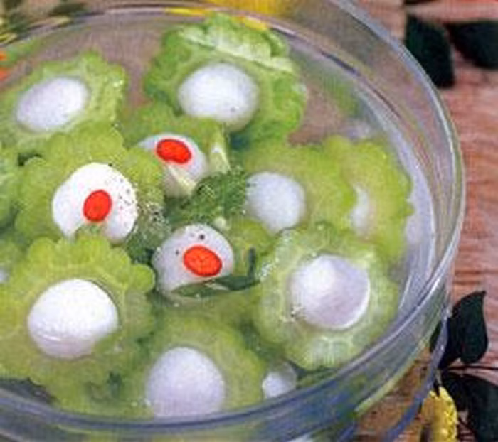 Canh vải thiều mướp đắng. Là loại hoa quả mùa hè phổ biến ở miền Bắc. Nguyên liệu món ăn này gồm vải thiều, mướp đắng, cánh gà. Gia vị hành gừng, hạt tiêu, rượu gạo, nước tương. Cánh gà chặt thành miếng nhỏ, ướp gia vị, hạt tiêu trắng, rượu gạo, nước tương. Mướp đắng rửa sạch, bổ đôi theo chiều dọc, lọc bỏ ruột và hạt rồi xắt lát mỏng. Vải thiều bóc lấy cùi vải. Ảnh: Amthuc365.