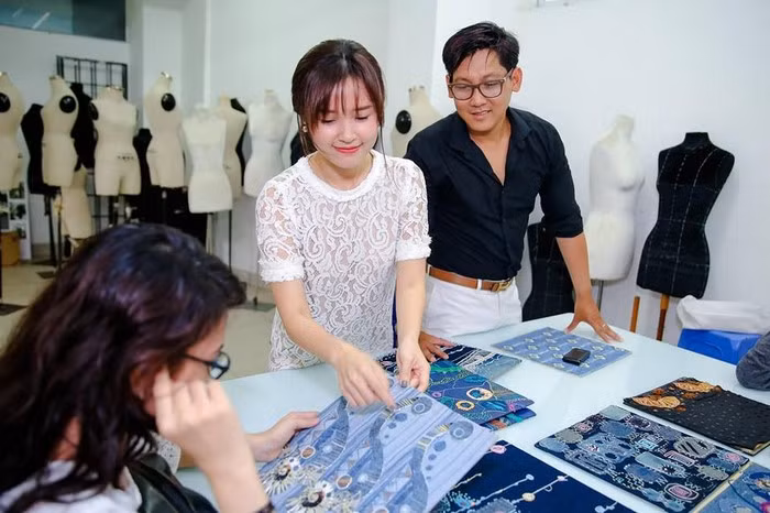 Cư dân mạng thích thú khi ngắm nhìn cô giáo hot girl Midu và cho rằng: "Cô giáo xinh thế này thì sinh viên nào học nổi". Ảnh: FBMidu.