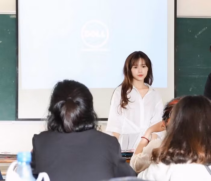 Mới đây, trong một chia sẻ mới trên trang cá nhân, Midu hào hứng kể về buổi giảng dạy của mình tại một trường đại học trên địa bàn TP.HCM. Được biết cô là trợ giảng của khoa hỗ trợ hướng dẫn môn Đồ án Vật liệu thời trang tại trường Đại học Công nghệ TP. HCM (HUTECH). Ảnh: FBMidu.