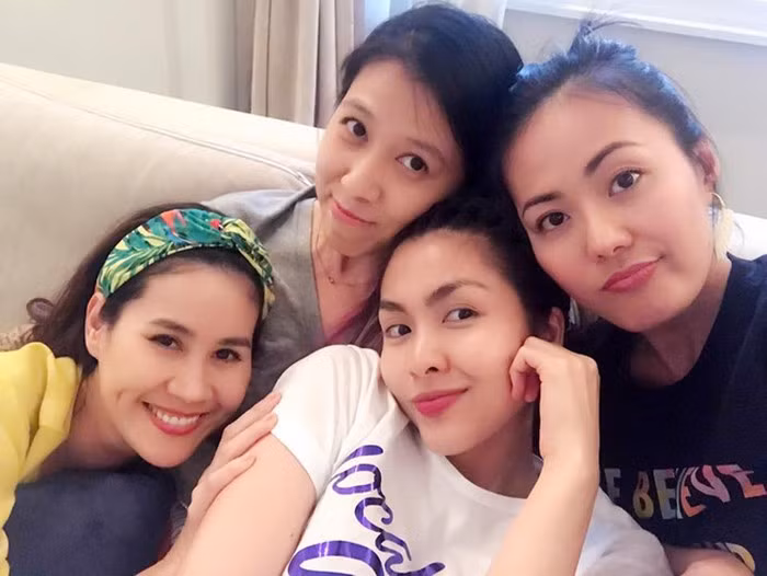 Áo phông được tận dụng trong những cuộc gặp gỡ bạn bè thân thiết tại nhà. Ảnh: InstagramTangthanhha.