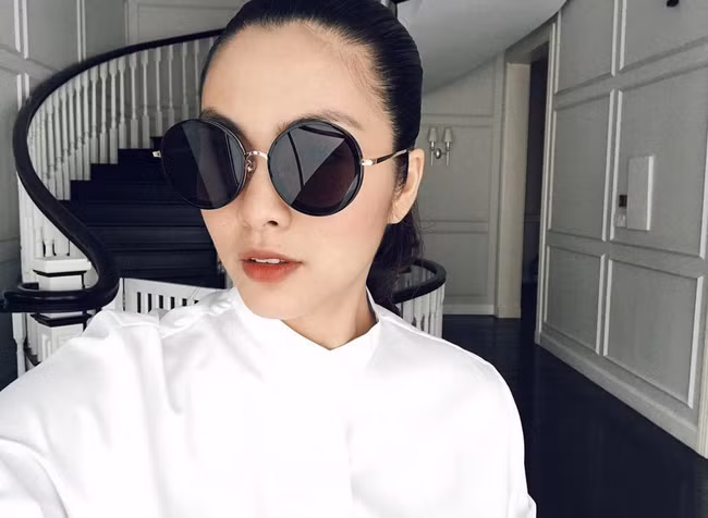 Cô cũng chuộng đeo kính hơn. Hầu như bức ảnh nào cô nàng ngọc nữ của điện ảnh Việt cũng diện một dáng kính khác nhau. Ảnh: InstagramTangthanhha.