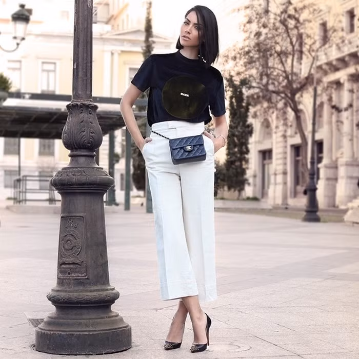 Kết hợp cùng áo phông. Với những quý cô công sở cá tính năng động, có thể mặc dáng quần này cùng những chiếc áo phông cộc tay đến công sở. Có thể thấy việc mix quần culottes với áo phông khá phù hợp để các nàng đi chơi, dạo phố. Nếu dùng để đi làm, bạn nên thay thế bằng giày cao gót để lịch sự hơn. Ảnh: Thesun.