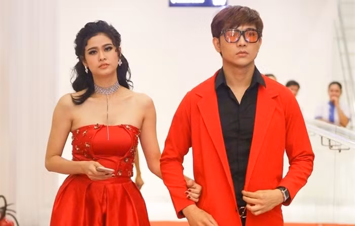 Đầu năm, Tim - Trương Quỳnh Anh gây chú ý ở sự kiện khi diện bộ cánh đôi tông đỏ nổi bật và dành cho nhau nhiều cử chỉ tình tứ. Ảnh: Xaluan.