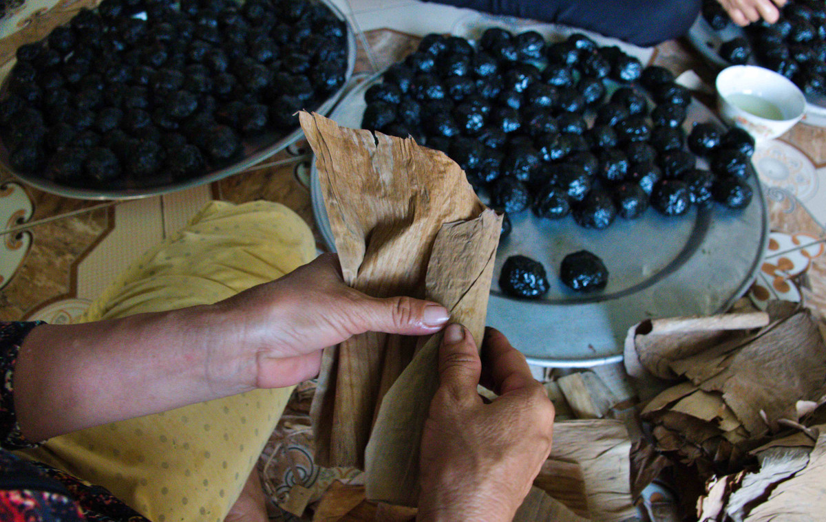 Bánh ít lá gai là một loại bánh truyền thống của người dân Lý Sơn, không chỉ đơn thuần là một loại thức ăn, loại bánh này còn là món không thể thiếu trên cỗ cúng ngày Tết ở Quê hương Hải đội Hoàng Sa.