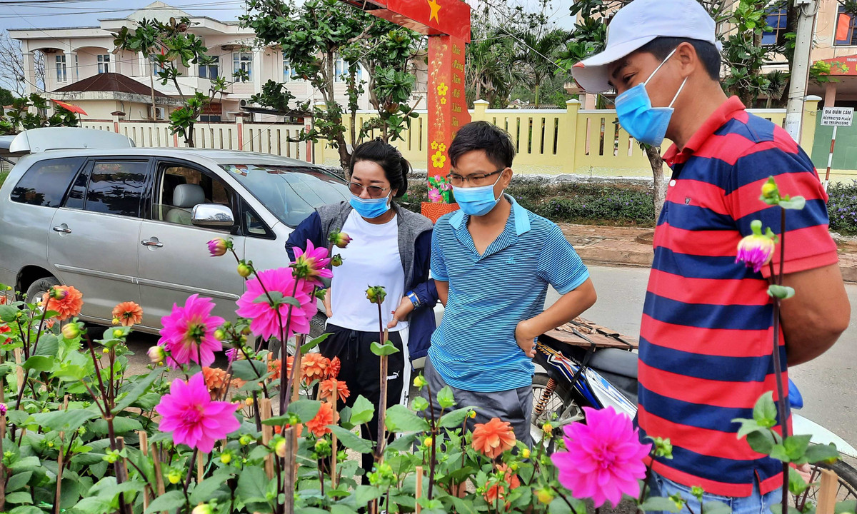 Tuy nhiên, theo anh Mai Chí Tâm, một người bán hoa trên đảo Lý Sơn cho biết sức mua năm nay yếu hơn mọi năm.
