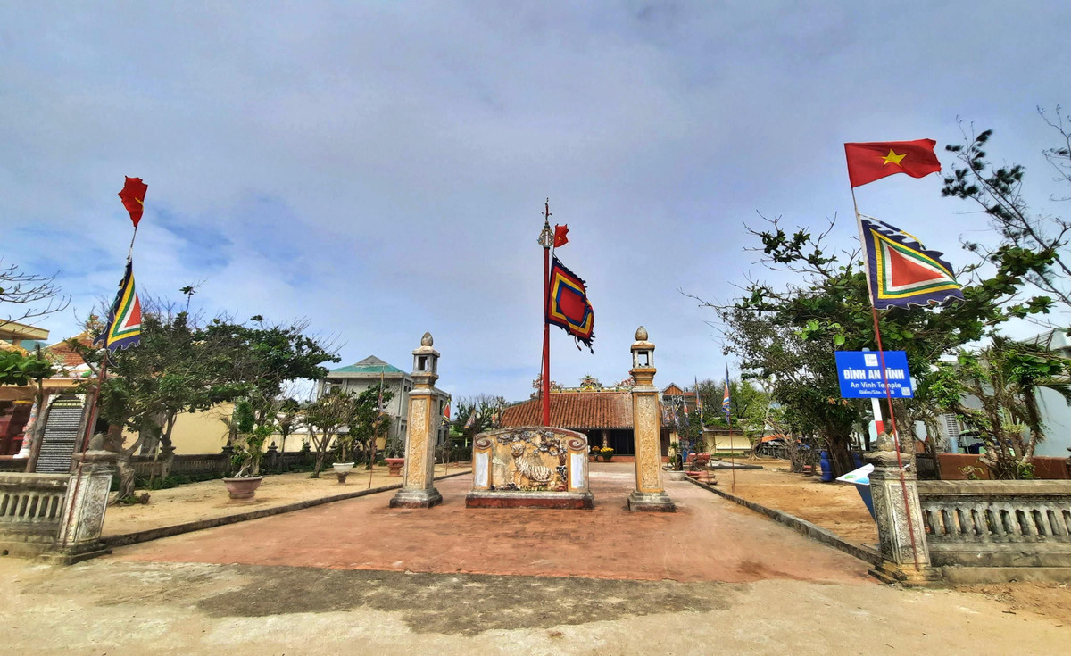 Những lá cờ ở Đình làng An Vĩnh đã được dựng lên. Đây là nơi tổ chức các nghi thức liên quan đến lễ hội đua thuyền, cầu mong bình an...