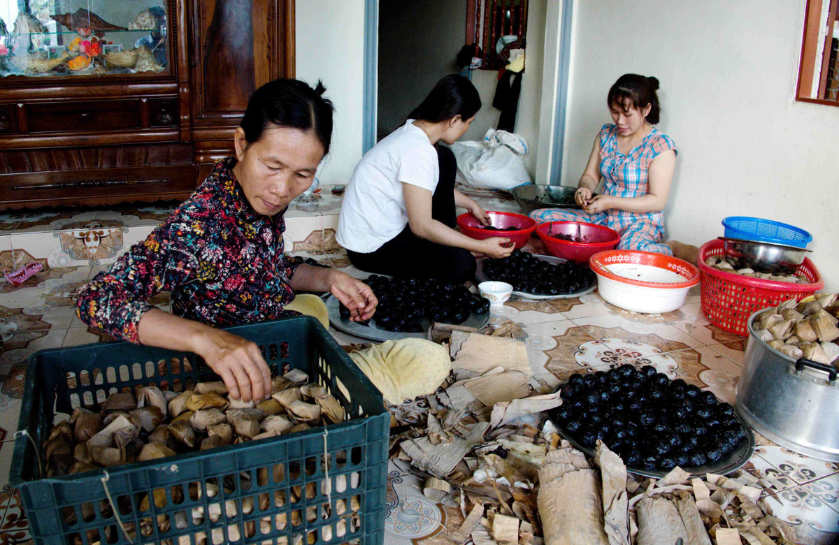 Trong khi ngoài đường chộn rộn với sắc hoa, thì trong các gia đình, người dân đảo Lý Sơn tất tả làm bánh ít lá gai. (Ảnh: Xuân Khánh)