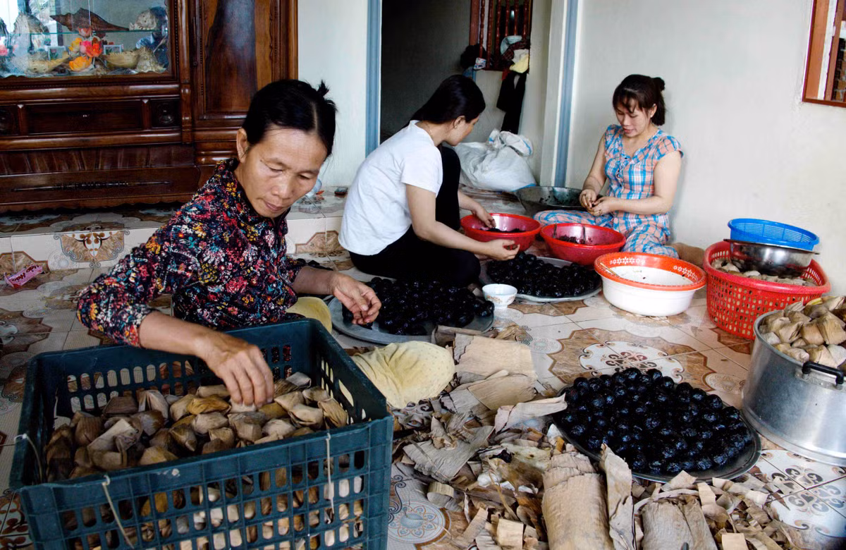 Trong khi ngoài đường chộn rộn với sắc hoa, thì trong các gia đình, người dân đảo Lý Sơn tất tả làm bánh ít lá gai. (Ảnh: Xuân Khánh)