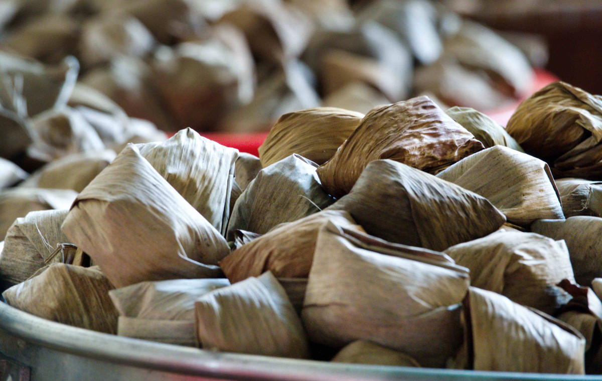 Những chiếc bánh ít lá gai đã được gói hoàn thành.