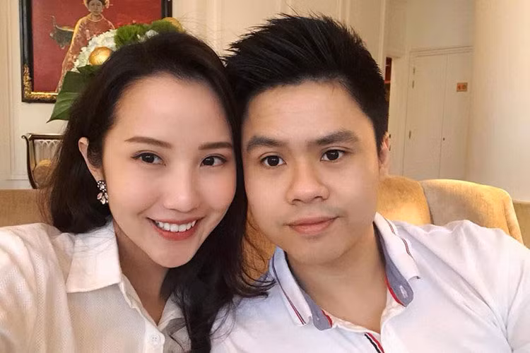 “Ngang qua thế giới của em. Nhưng lại phát hiện em là cả thế giới của anh”, Phan Thành chú thích cho bức ảnh tình tứ bên bạn gái.