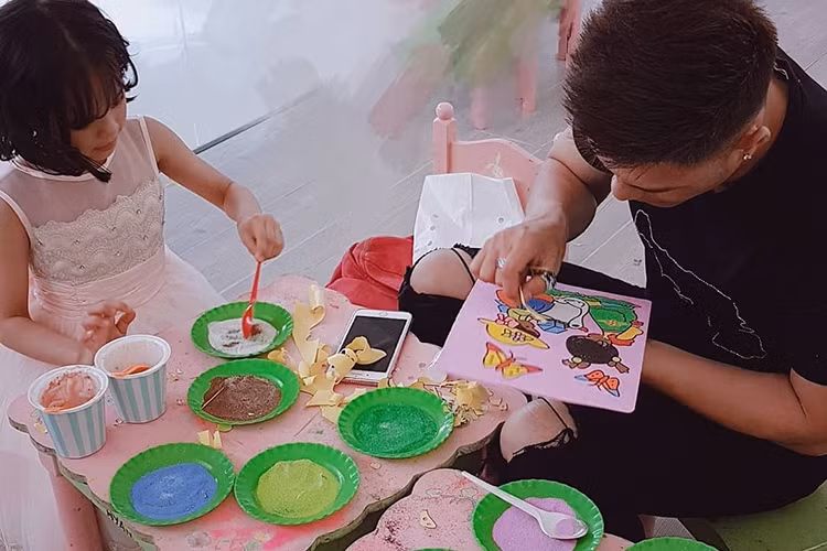 Nam vũ công thường xuyên đưa con gái đi chơi. Ảnh: FBNV