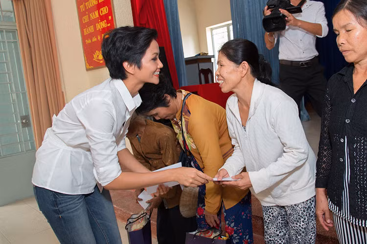 Hình ảnh H’hen Niê ân cần trao quà từ thiện cho bà con Long An trong chuyến đi.
