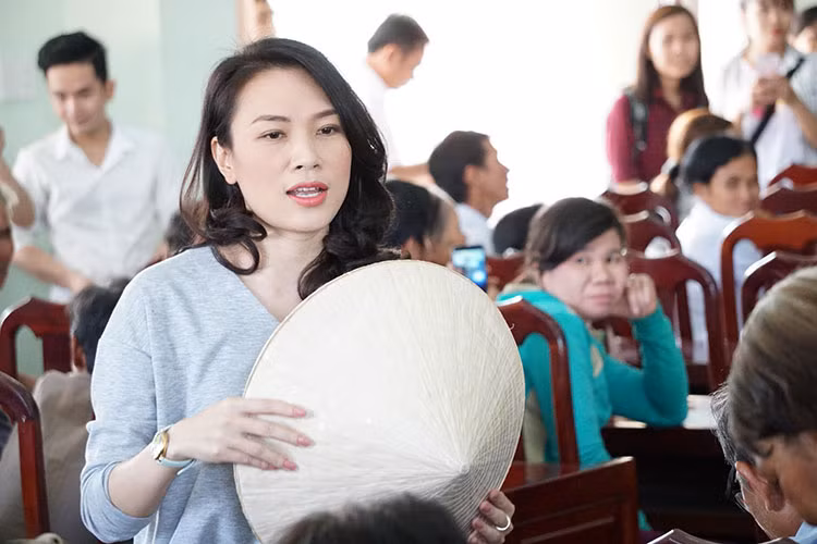 Mỹ Tâm có mặt ở Long An để trao quà Tết cho bà con là một trong những tin tức sao Việt trong ngày 3/2.