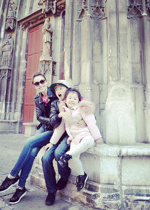 Bé Na rất quấn anh trai Bảo Nam mỗi khi đoàn tụ.