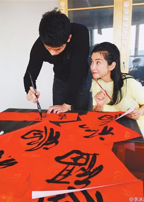 Lý Băng Băng khoe ảnh viết thư pháp cùng bạn trai kém tuổi. Fan mong đợi nữ diễn viên sớm kết hôn bởi cô đã ở độ tuổi ngoài 40. Ảnh: Weibo