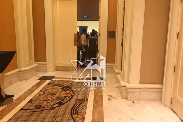 Kim Lý đã nắm tay không rời bé Subeo để bạn gái yên tâm chuẩn bị cho đêm diễn. Ảnh: Yan