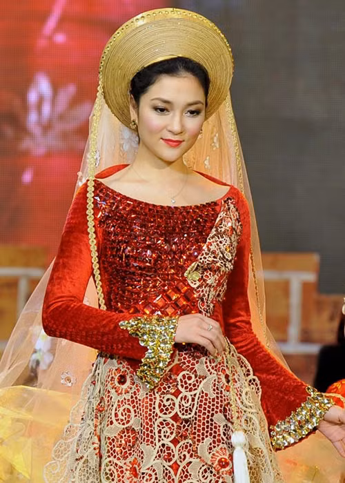 Cô cũng chọn lối sống khép kín, không lấn sâu vào showbiz mà đi du học, sau đó lên xe hoa. Ảnh: Zing