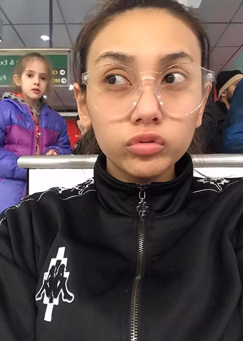 Võ Hoàng Yến biểu cảm đáng yêu khi vừa xuống sân bay.