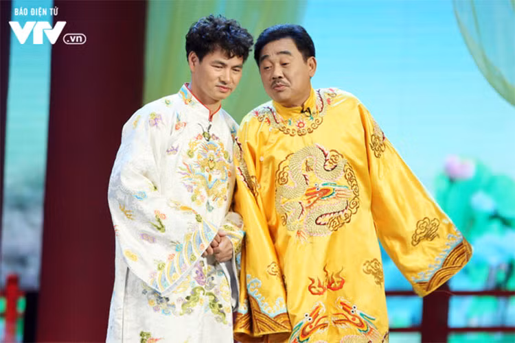 Buổi ghi hình đầu tiên của Táo quân 2018 diễn ra vào tối ngày 2/2. Tạo hình của các nghệ sĩ cũng được hé lộ. Trong ảnh, nghệ sĩ Quốc Khánh diện bộ long bào màu vàng như mọi năm. Ảnh: VTV