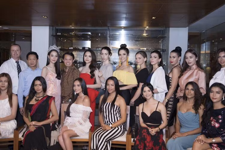 Dàn thí sinh của cuộc thi dành cho người đẹp chuyển giới chụp ảnh kỷ niệm. Ảnh: BTC