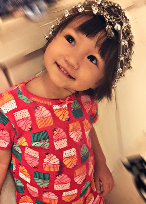 Con gái của Phương Vy Idol nhất quyết đòi đội vương miện của mẹ.