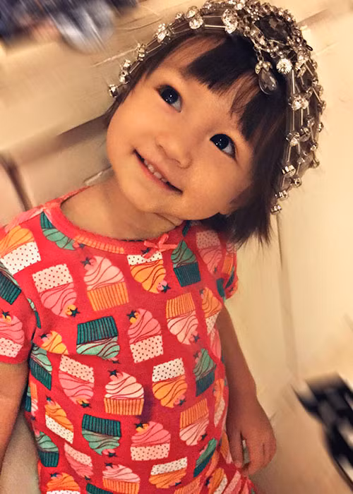 Con gái của Phương Vy Idol nhất quyết đòi đội vương miện của mẹ.