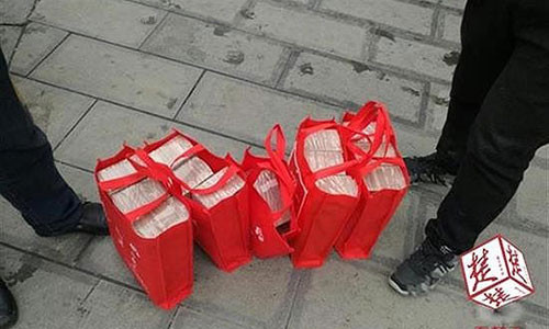 Túi đựng tiền lồ lộ của bà Lee. Ảnh: Sina