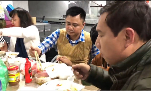 Các nghệ sĩ ăn tối muộn.