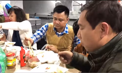 Các nghệ sĩ ăn tối muộn.