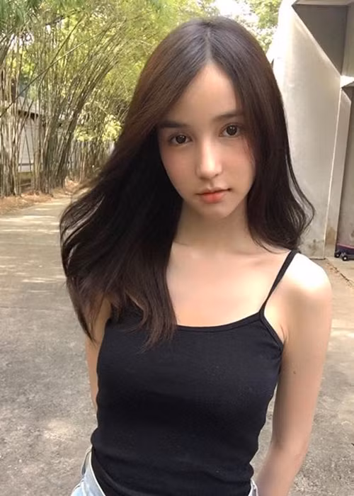 Yoshi đại diện nhan sắc người đẹp chuyển giới Thái Lan tại cuộc thi Hoa hậu Chuyển giới Quốc tế 2018.