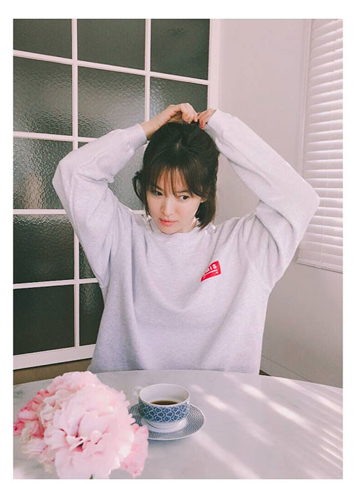 Song Hye Kyo chia sẻ hình ảnh đời thường xinh đẹp với fans. Ảnh: FBNV