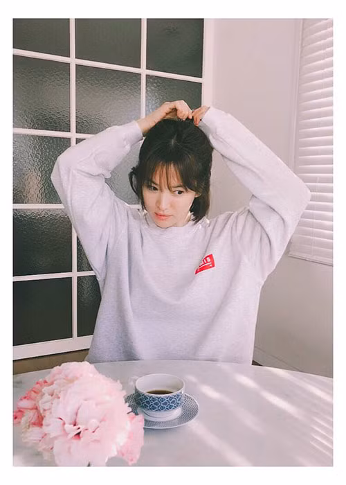 Song Hye Kyo chia sẻ hình ảnh đời thường xinh đẹp với fans. Ảnh: FBNV