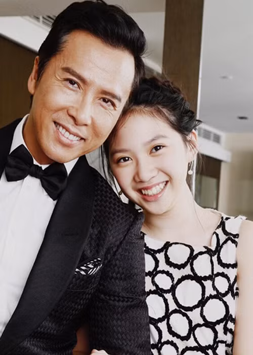 Từ một cô cô nhóc có gương mặt tròn trịa luôn đeo kính cận, ái nữ nhà Chân Tử Đan đã lột xác thành một thiếu nữ xinh đẹp. Ảnh: Weibo