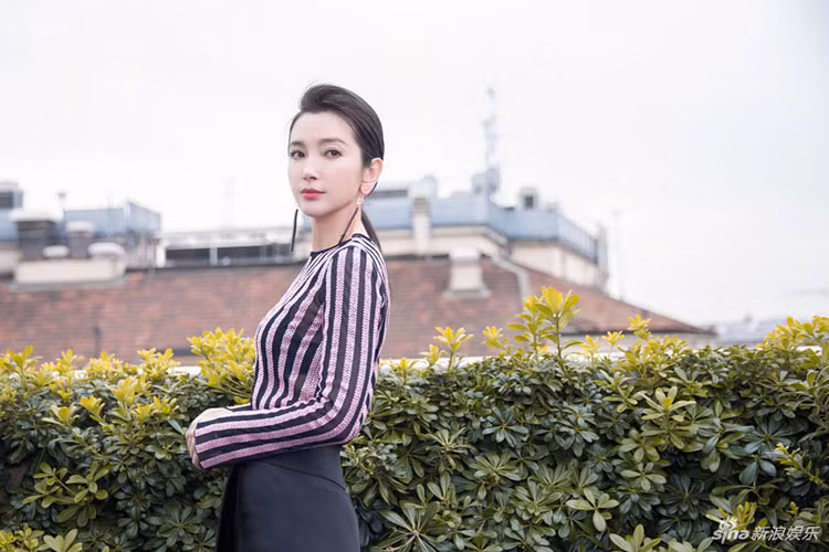 Lý Băng Băng khoe gương mặt đẹp không tỳ vết cùng vóc dáng thon gọn đúng chuẩn người mẫu. Ảnh: Sina